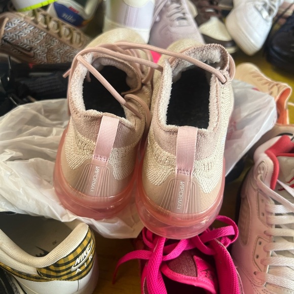 Chic Pink and Cream Knit Sneakers Nike Vapormax Flyknit New - Picture 4 of 7
